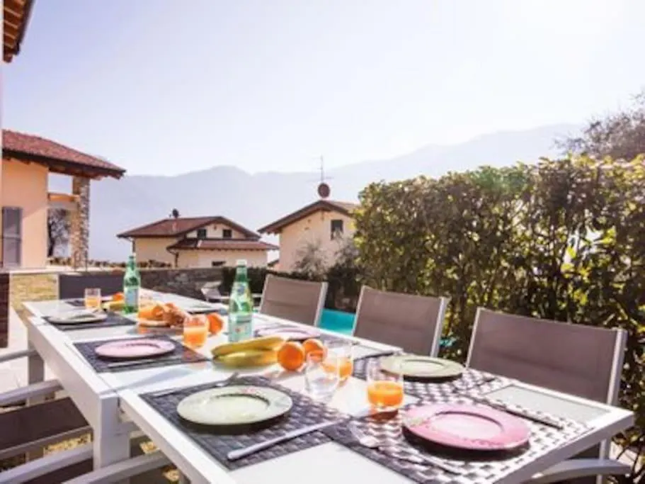 Ossuccio Sanny-Grande B Sleeps 8 With Pool By Italian Apartments