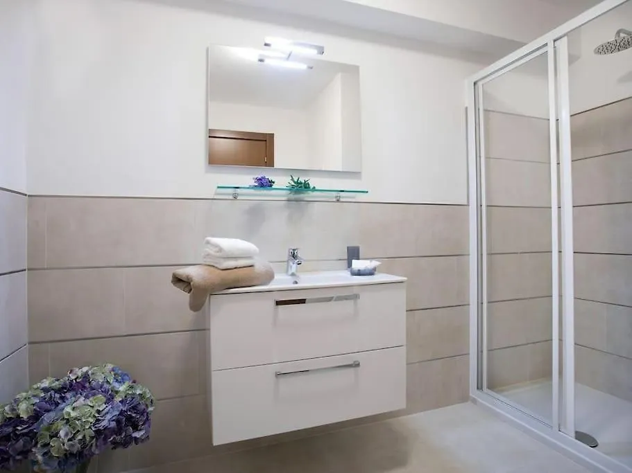 Ossuccio Sanny-Grande B Sleeps 8 With Pool By Italian Apartments